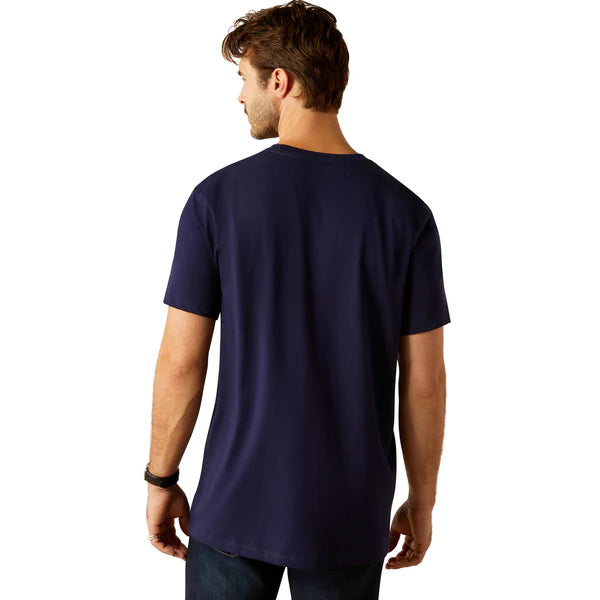 ARIAT MNS VERTICAL LOGO SS TEE CLASSIC