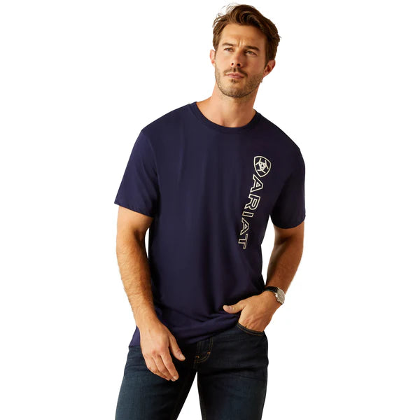 ARIAT MNS VERTICAL LOGO SS TEE CLASSIC